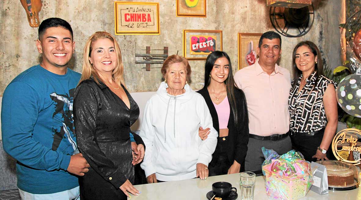 Sebastián Ordóñez, Sandra Naranjo, Angie Valentina Carreño, Reina Lucía Herrera y Carlos Humberto Carreño se citaron para homenajear a Vivian Amaya. Sebastián Ordóñez, Sandra Naranjo, Angie Valentina Carreño, Reina Lucía Herrera y Carlos Humberto Carreño se citaron para homenajear a Vivian Amaya.