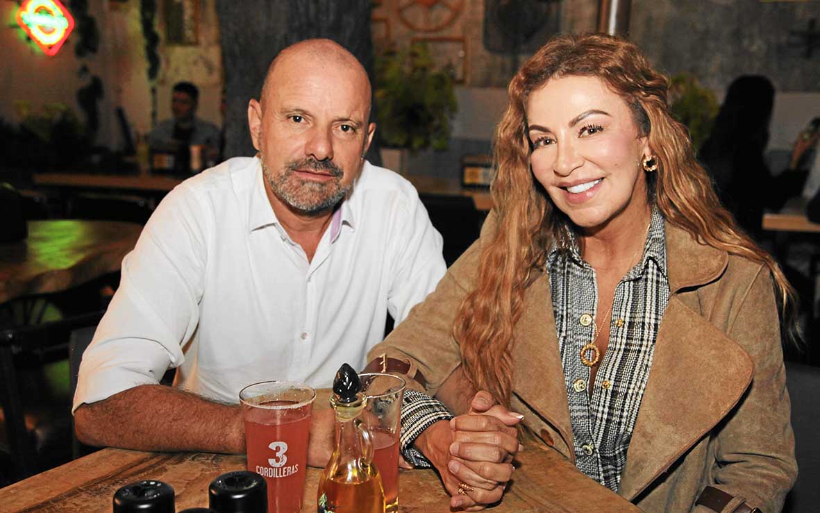 Eugenio Villada y Lina María Ramírez eligieron el restaurante Efecto Barbacoa para cenar. Eugenio Villada y Lina María Ramírez eligieron el restaurante Efecto Barbacoa para cenar.