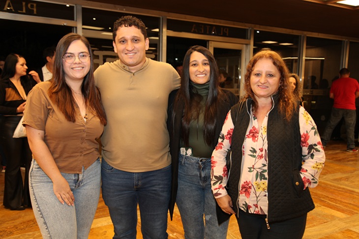Catalina Hoyos, Cristian Lepineux, Estefanía Lepineux y Gloria Pérez. Catalina Hoyos, Cristian Lepineux, Estefanía Lepineux y Gloria Pérez.