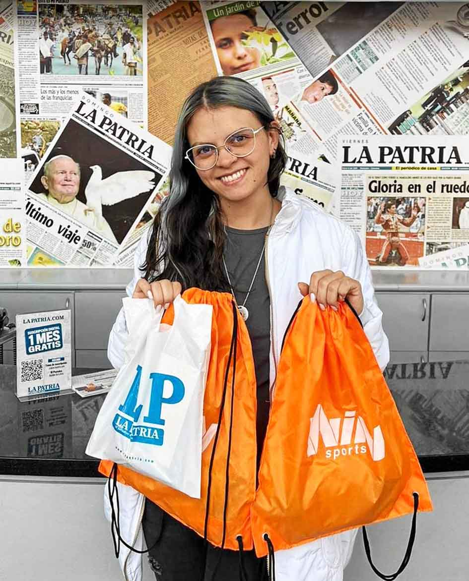 Natalia Casallas se enteró porque su hermano trabaja en LA PATRIA y vio la publicidad en la redes de su familiar. Natalia es hincha y se emocionó en el partido y estaría dispuesta a participar en más concursos. Natalia Casallas se enteró porque su hermano trabaja en LA PATRIA y vio la publicidad en la redes de su familiar. Natalia es hincha y se emocionó en el partido y estaría dispuesta a participar en más concursos.