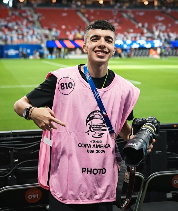 El fotógrafo manizaleño Jhon Mafla también hace presencia por los diferentes estadios. El fotógrafo manizaleño Jhon Mafla también hace presencia por los diferentes estadios.