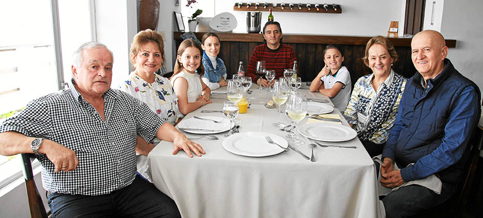 Rodrigo Roldán, Delfina Pérez, Guadalupe Gómez, Ángel Roldán, Germán Gómez, Pedro Gómez, Ligia Cardona y Luis Gómez, en Vino y Pimienta. Rodrigo Roldán, Delfina Pérez, Guadalupe Gómez, Ángel Roldán, Germán Gómez, Pedro Gómez, Ligia Cardona y Luis Gómez, en Vino y Pimienta.