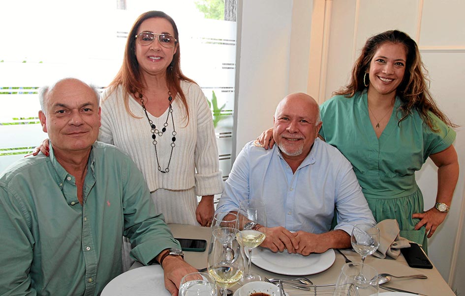 Jorge Estrada, José Fernando Gómez, Lina María Cuartas y Andrea Marulanda, en Vino y Pimienta. Jorge Estrada, José Fernando Gómez, Lina María Cuartas y Andrea Marulanda, en Vino y Pimienta.
