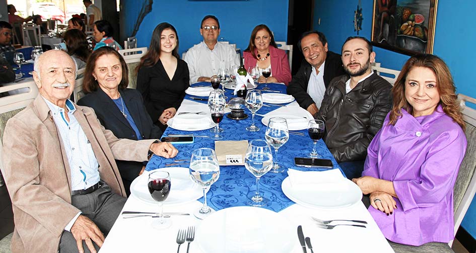 Rubiel Trujillo, Cecilia Ángel, Juliana Cardona, Fabio Cardona, Olga Trujillo, Campo Elías Castillo, Santiago Castillo y Diana Lucía Trujillo, en el restaurante Las Redes. Rubiel Trujillo, Cecilia Ángel, Juliana Cardona, Fabio Cardona, Olga Trujillo, Campo Elías Castillo, Santiago Castillo y Diana Lucía Trujillo, en el restaurante Las Redes.