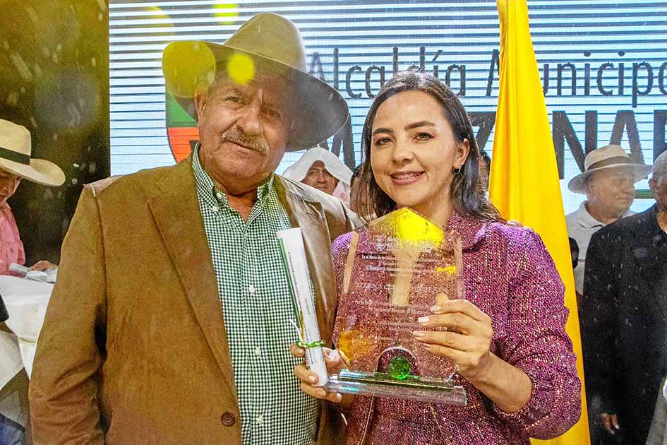 Eliana Ceballos Zapata, deportista de Mountain Bike que ocupó el segundo lugar en la competencia La Leyenda del Dorado Punta Cana (República Dominicana), recibe el reconocimiento de Enrique Botero, alcalde de Manzanares. entrega reconocimientos a