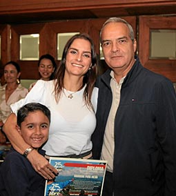 Mariana Peña Mejía, su hijo y Santiago Botero Rincón. Mariana Peña Mejía, su hijo y Santiago Botero Rincón.
