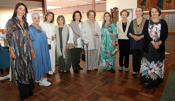Claudia Villegas, María Eugenia Henao, Gloria Echeverri, Ana María Jaramillo, Ligia Sierra, Luz Marina Correa, María Teresa Estrada, Olga Rivas y Giomar Hoyos. Claudia Villegas, María Eugenia Henao, Gloria Echeverri, Ana María Jaramillo, Ligia Sierra, Luz Marina Correa, María Teresa Estrada, Olga Rivas y Giomar Hoyos.