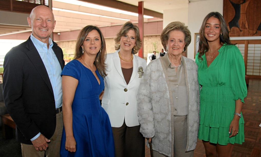 Ches James, Carolina Alzate Sierra, Francina Alzate Sierra, Ligia Sierra de Alzate e Isabella Tobón Alzate. Ches James, Carolina Alzate Sierra, Francina Alzate Sierra, Ligia Sierra de Alzate e Isabella Tobón Alzate.
