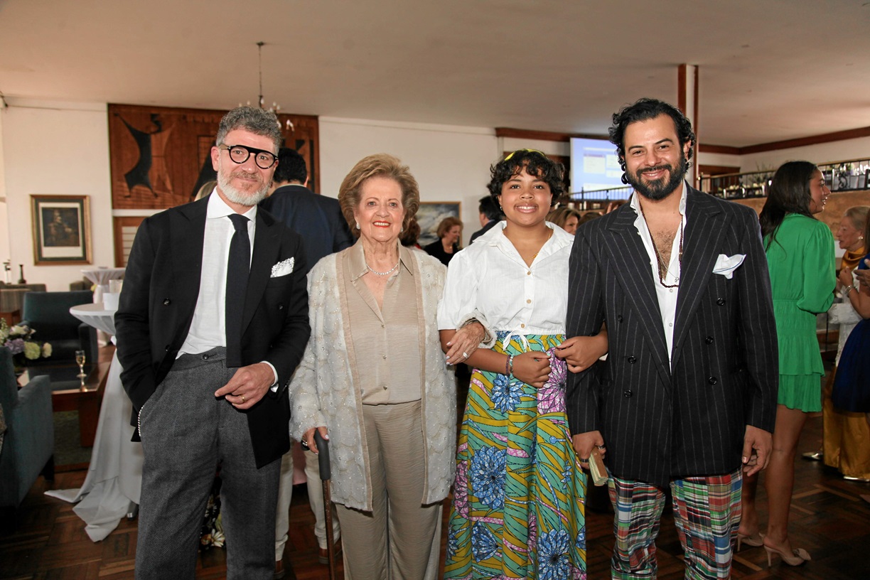 Miguel Mourato, Ligia Sierra de Alzate, Gabriela Mourato y Julián de la Chica. Miguel Mourato, Ligia Sierra de Alzate, Gabriela Mourato y Julián de la Chica.