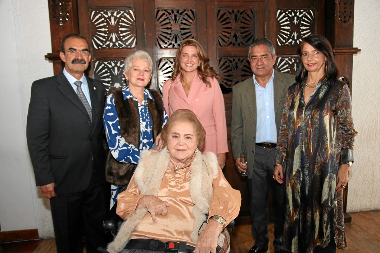 Rodolfo Palomino, Eva de Palomino, Juana Carolina Londoño, Jorge Hernán Botero, Claudia Villegas Hauss y Cecilia Restrepo de Botero. Rodolfo Palomino, Eva de Palomino, Juana Carolina Londoño, Jorge Hernán Botero, Claudia Villegas Hauss y Cecilia Restrepo de Botero.