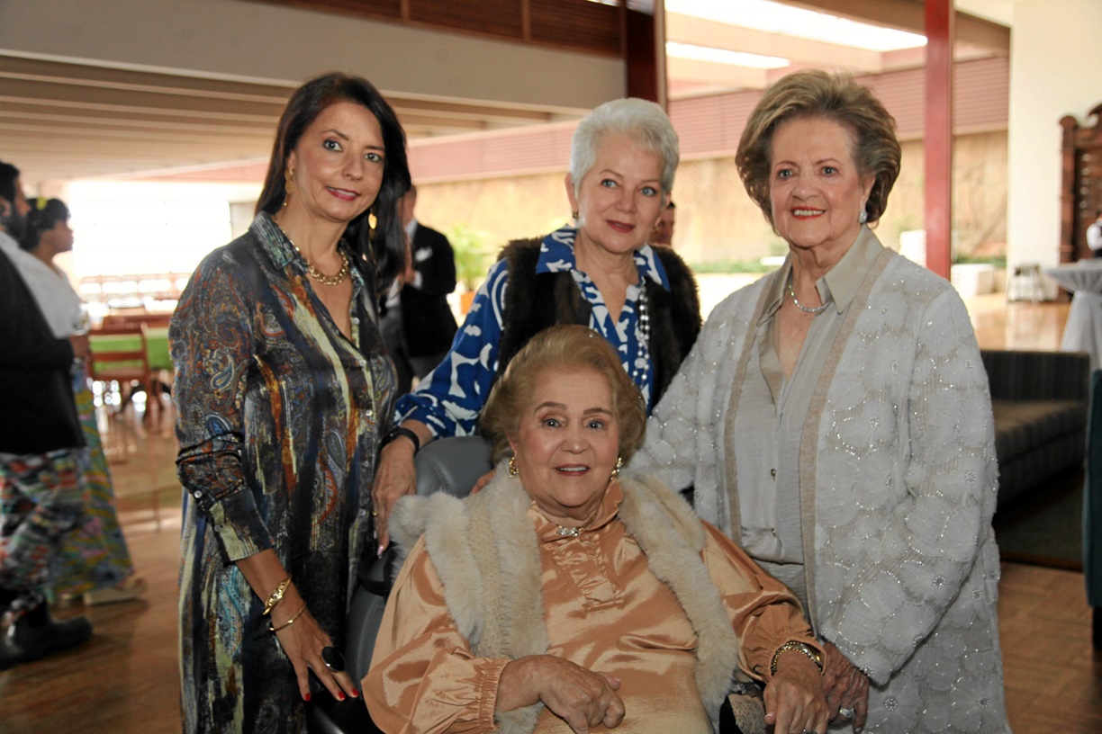 Cecilia Restrepo de Botero, Claudia Villegas Hauss, Eva de Palomino y Ligia Sierra de Alzate. Cecilia Restrepo de Botero, Claudia Villegas Hauss, Eva de Palomino y Ligia Sierra de Alzate.