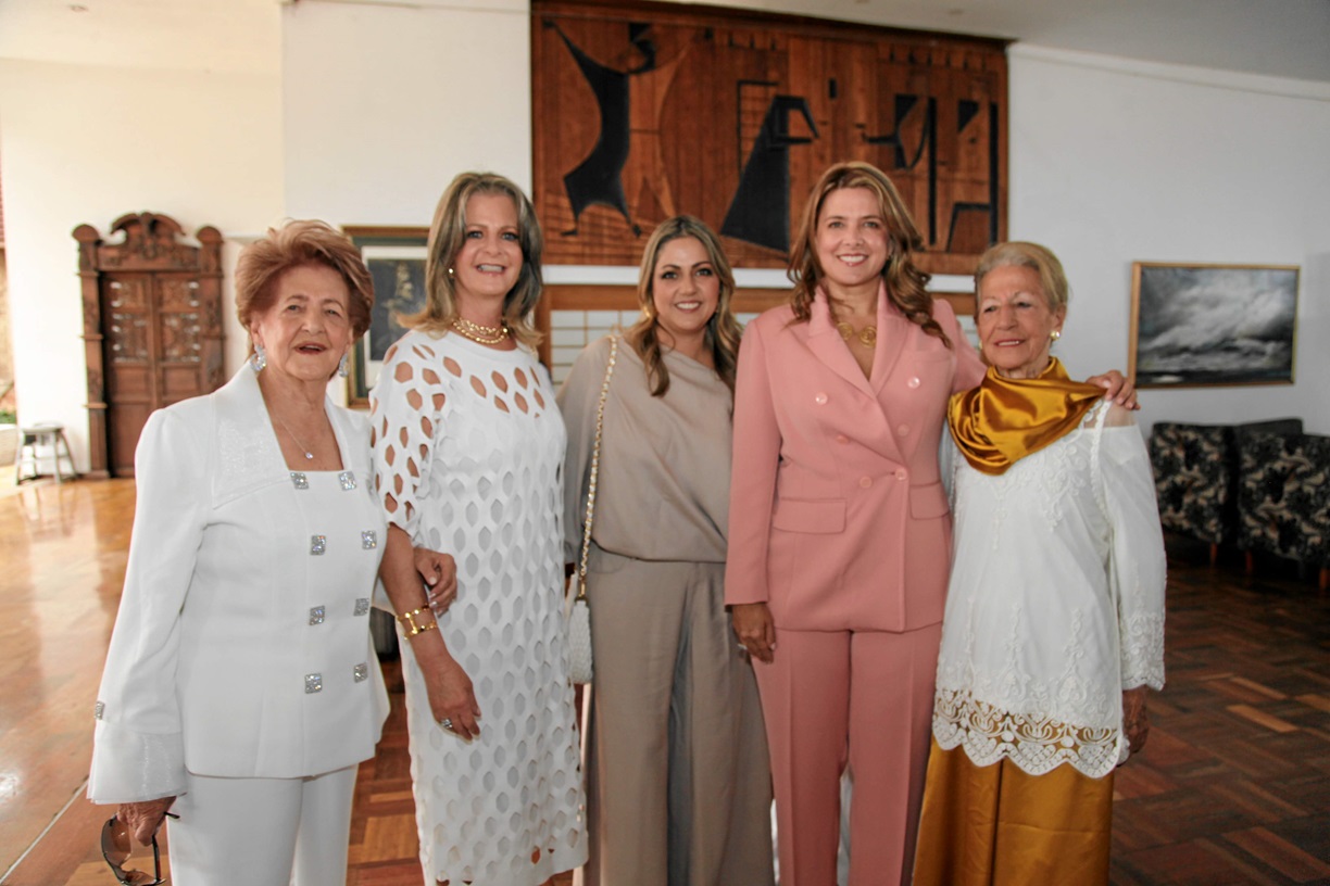 Raquel Sierra, Lorena Ocampo, Mónica Alzate, Juana Carolina Londoño y Adela Sierra. Raquel Sierra, Lorena Ocampo, Mónica Alzate, Juana Carolina Londoño y Adela Sierra.