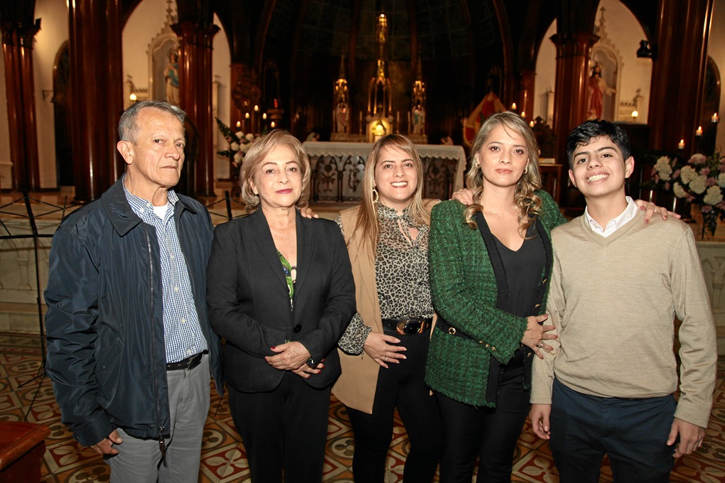 José Fernando Reinoza, Luz Dary Reyes, Camila Restrepo, Paula Restrepo y Simón Torres. José Fernando Reinoza, Luz Dary Reyes, Camila Restrepo, Paula Restrepo y Simón Torres.