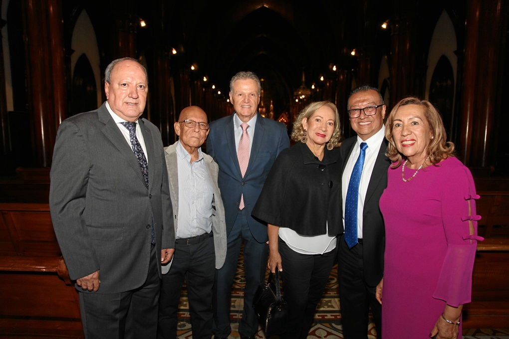 Gildardo Muñoz, José Fernando Isaza, Luis Emilio Sierra, Gloria Amparo Tabares, José Fernando Ortega y María Alicia Cañas. Gildardo Muñoz, José Fernando Isaza, Luis Emilio Sierra, Gloria Amparo Tabares, José Fernando Ortega y María Alicia Cañas.