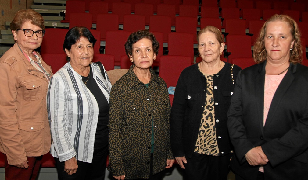 Bertha Gutiérrez, Adiela Velásquez, María Elena Gutiérrez, Emerita Arcos y Clara Inés Arias. Bertha Gutiérrez, Adiela Velásquez, María Elena Gutiérrez, Emerita Arcos y Clara Inés Arias.