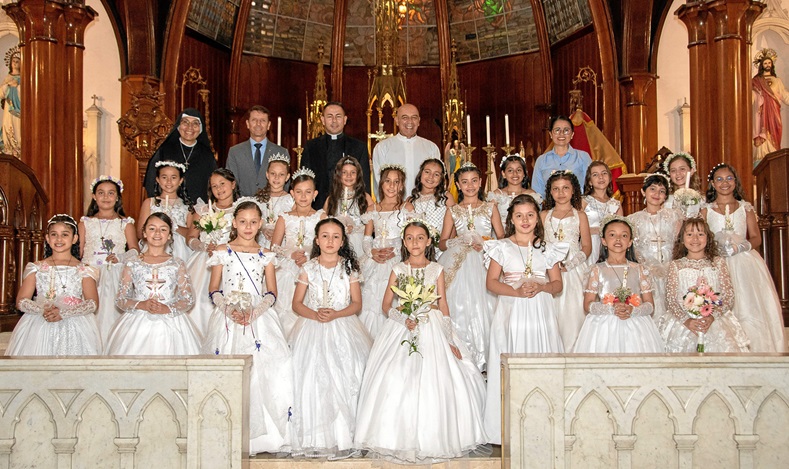 Grupo de niñas en su primera comunión el sábado 16 de agosto.