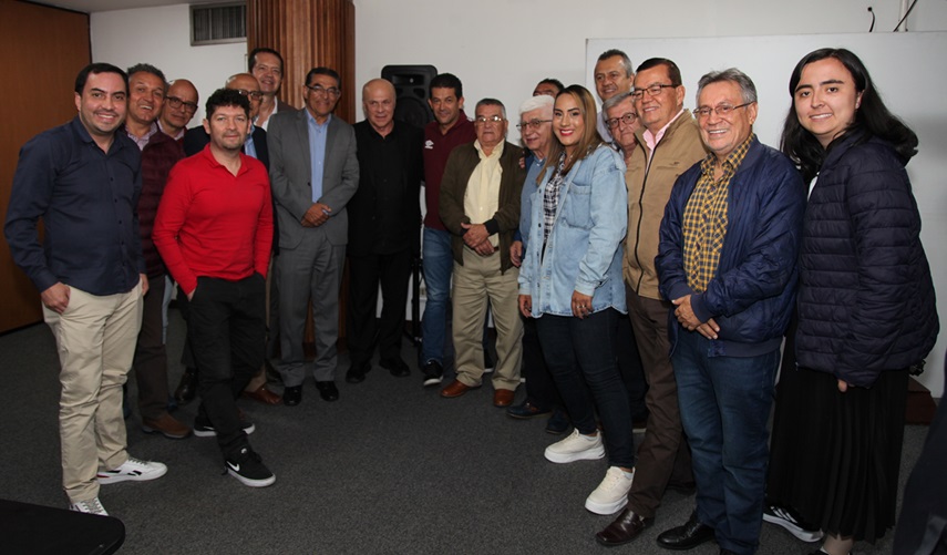 Grupo de asistentes al lanzamiento del libro.