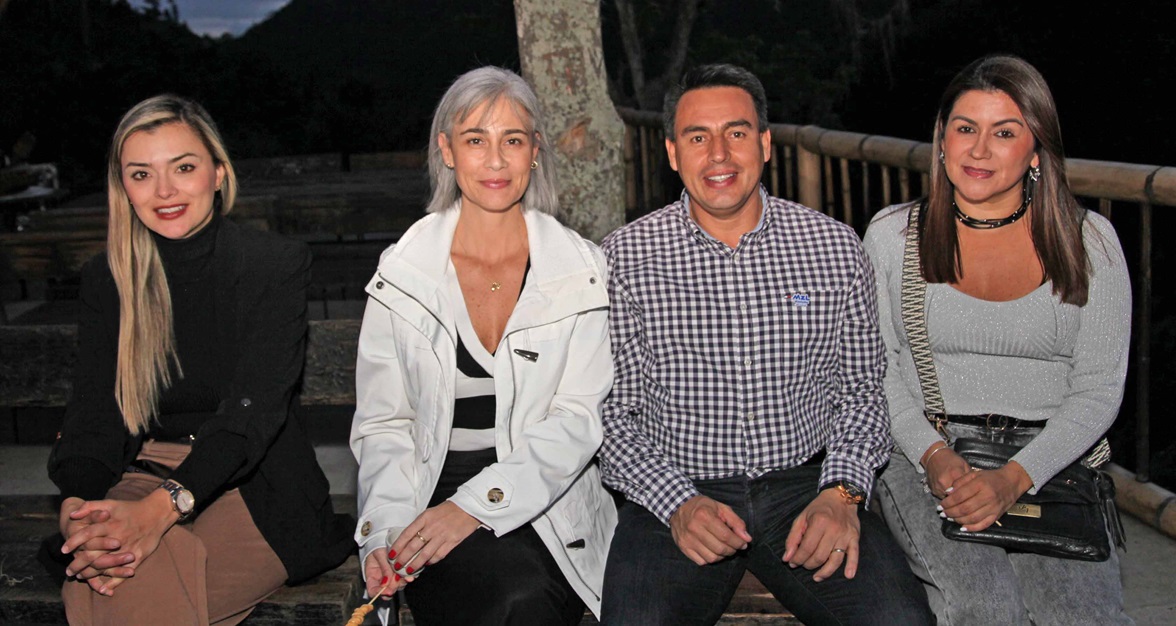 Daniela Giraldo, Juliana Londoño, Jorge Eduardo Rojas, alcalde de Manizales, y Claudia Henao.