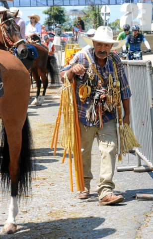 Los vendedores no podían faltar con los sombreros, zurriagos y bebidas para los espectadores y caballistas.