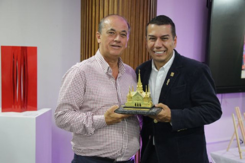 El gerente de Cormanizales, Juan Carlos Gómez, recibió la réplica de la Catedral de Manizales a nombre de Daniel Luque, triunfador de la Temporada Taurina, debido a que el torero español ya no se encuentra en la ciudad. Entregó el asesor de la gerencia de la Feria de Manizales, Juan José Silva.