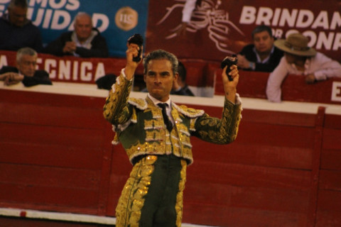 El gran triunfador en la tarde ayer, el torero Luis Bolívar enseñando las dos orejas de su toro Navegante de 444 kilos, corrido en quinto lugar. Esta faena apunta para los trofeos en Manizales.