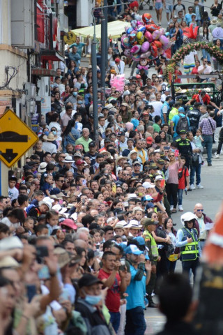 El público, como siempre, listo para ver el paso de las reinas.