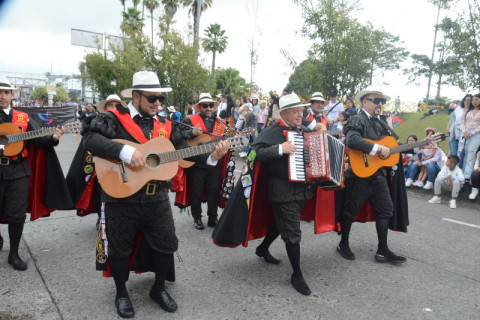 Entonando un pasodoble, la tuna animó a los manizaleños.