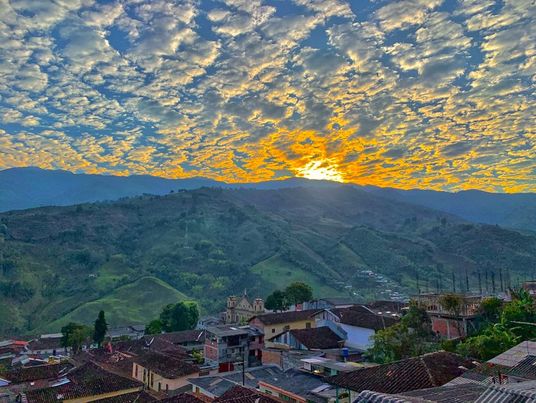 Un colorido crepúsculo se disfrutó en el norte de Caldas para despedir agosto. Pácora Ventana al Cielo capturó esta postal desde la tierra de las matracas.