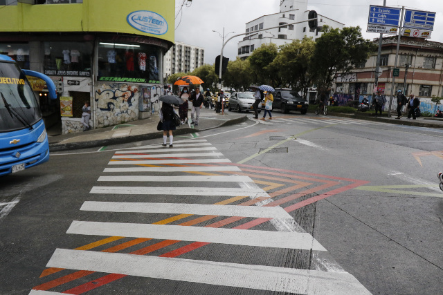 La cebra de la calle 51 es un punto donde conductores y peatones tienen la misión de protegerse unos a otros, ya que la vía permite varios cruces y es muy poco el tiempo para pasar.