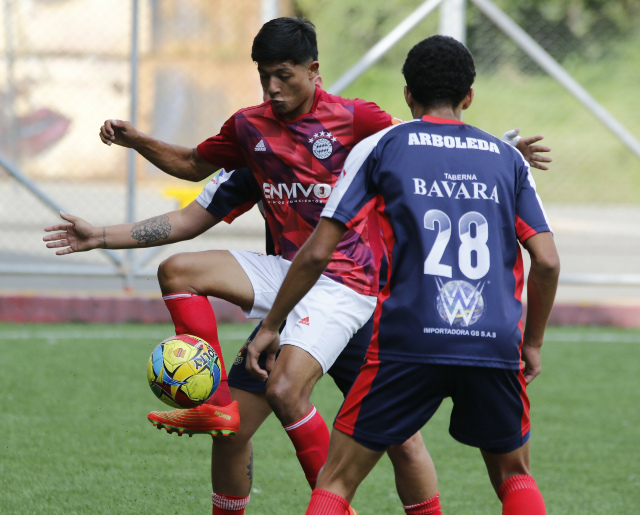 Aladino Bávara Quiñones superó (4-3) a Masíaz F.C. Envivo Eventos y Conciertos, en un 90 minutos intensos de buen fútbol y muchos goles.