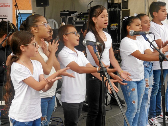 Los Azulejos subieron a la tarima del Parque de Bolívar de Villamaría para interpretar música colombiana. Los arreglos musicales fueron de los maestros Paulo Ávila y Mauricio Salazar.