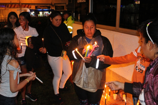 Las velas fueron repartidas entre cada asistente.