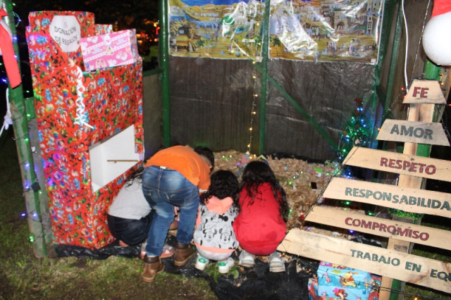 Los hijos de las vendedoras ayudaron a armar el pesebre.