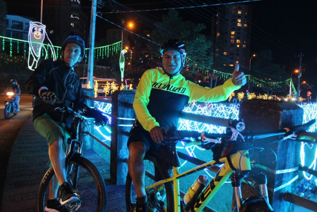 Jorge Iván Giraldo y Jaime Giraldo llegaron en bicicleta desde Villamaría.