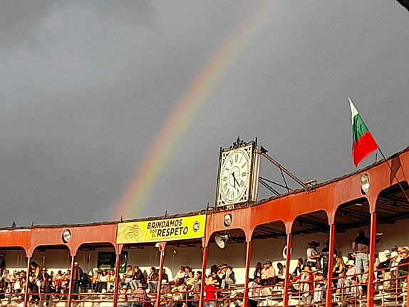 Arranque con arcoiris Foto | Rubén Darío López | LA PATRIA