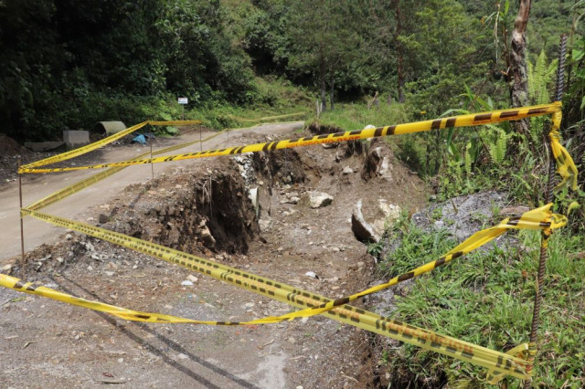 En este sitio de la vía se debe construir un muro. Sin embargo, hace tres meses se hizo la excavación para las bases sin avances posteriores.  