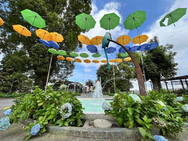 Fuente ubicada en la glorieta de Milán acompañada con la escultura del Barranquillo elaborada por Jorge Vélez Correa.