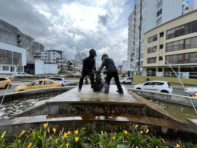 Fuente ubicada en la Avenida Paralela con calle 52. Escultura al Agua y al Trabajador del artista Alejandro Londoño Villegas. Su costo fue de $440 millones aportados por Aguas de Manizales.