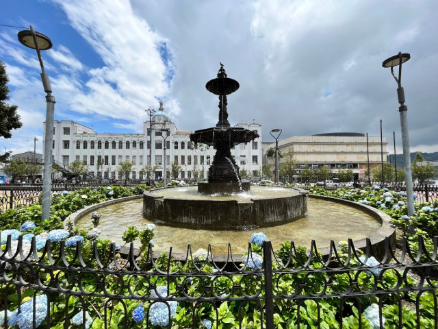 Fuente Los Fundadores traída desde Francia. La historia cuenta que la que debía llegar a Manizales es la que está en el parque de Salamina.