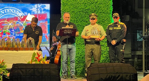 Condecoran al comandante Foto | Cortesía Policía de Caldas | LA PATRIA