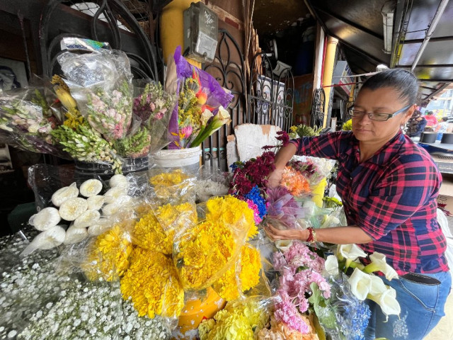 Luz Adriana Galvis es madre de Laura Camila. Trabaja con las flores hace 28 años.&quot;Ser madre es lo máximo, es una bendición de Dios&quot;, &quot;no me gusta que me regalen flores porque para eso vivo entre ellas&quot;, puntualiza.