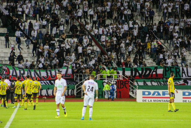 A falta de dos minutos para acabar el partido, la tribuna norte, donde se ubica la barra Holucausto Norte, empezó la invasión hacía el terreno de juego