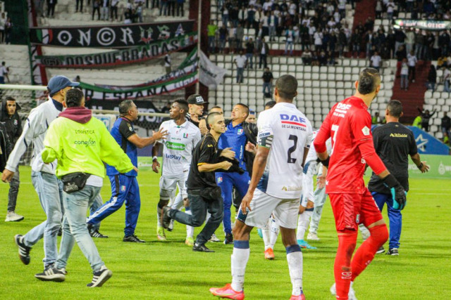 Los jugadores y cuerpo técnico del Once Caldas empezaron a correr hacía el camerino mientras los &quot;hinchas&quot; les reclamaban y algunos agredían a jugadores