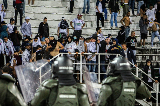 Desde la tribuna integrantes de la barra Holucausto se niegan a dejar la protesta.