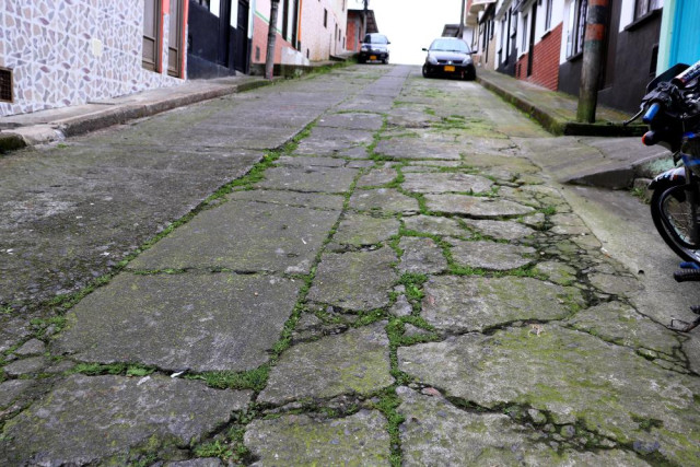 En la calle 4 con carrera 4 de San Bernando el pavimento lleva meses agrietado. Incluso tiene hierba que crece en las hendiduras. Temen un colapso en el alcantarillado. 