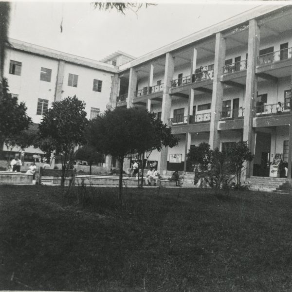 Vista antigua de la Facultad de Ciencias Jurídicas y Sociales de la Universidad de Caldas, alma máter del político manzanareño Humberto de la Calle Lombana.