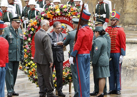 El presidente de Colombia, Gustavo Petro, presenta una silleta de flores alusiva al Ejército Nacional.