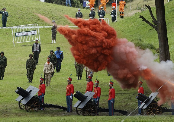 El disparo de un cañón durante la conmemoración del aniversario de la Batalla de Boyacá ayer.