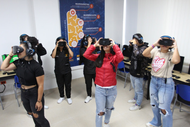 El LUBIT cuenta con 20 gafas de realidad. Estas pueden ser transportadas a cualquier lugar del oriente de Caldas donde vaya a realizar la actividad.