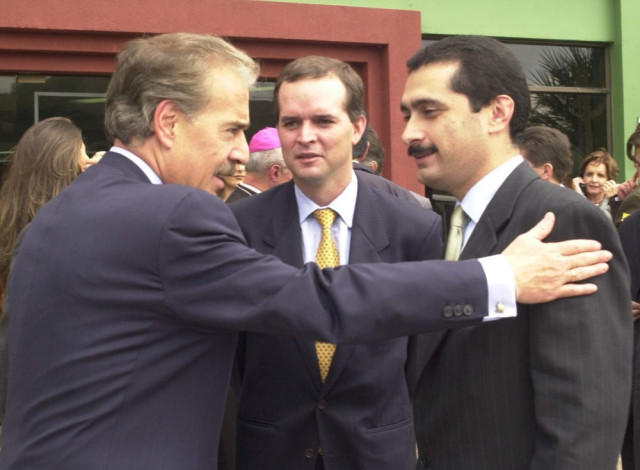 Celebración de los 80 años del periódico LA PATRIA. Nicolás Restrepo Escobar acompañado del presidente de la época, Andrés Pastrana Arango, y del gobernador de Caldas de ese momento, Luis Alfonso Arias Aristizábal.